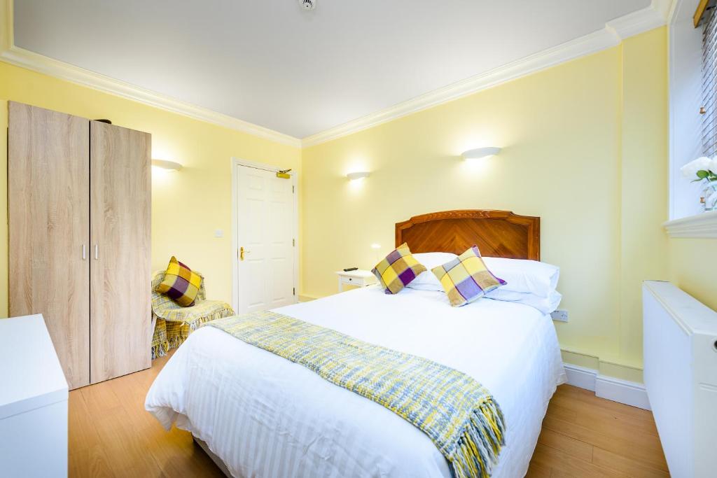 1 Riverside Apartments room 1