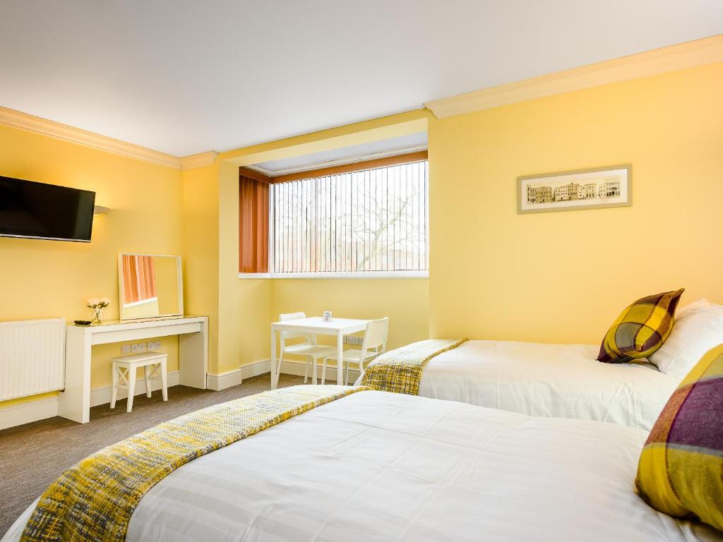 1 Riverside Apartments room 4