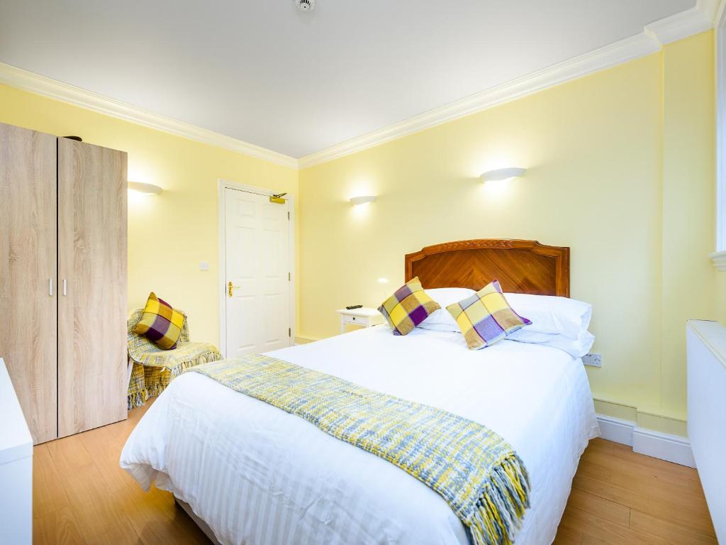 1 Riverside Apartments room 6